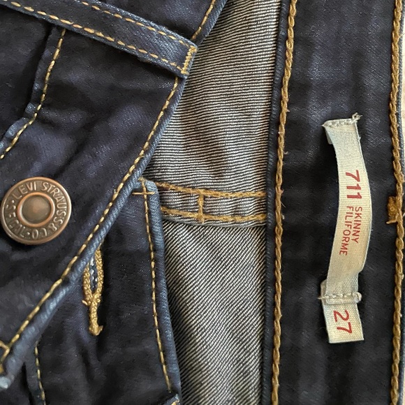 Dark blue Levi’s jeans - size 27 - EUC - Picture 2 of 2